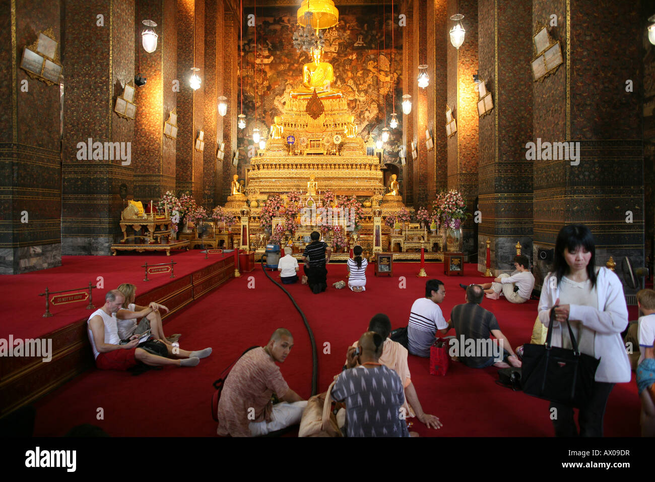 Besucher in das Innere des Tempels im Grand Palace in Bangkok Stockfoto