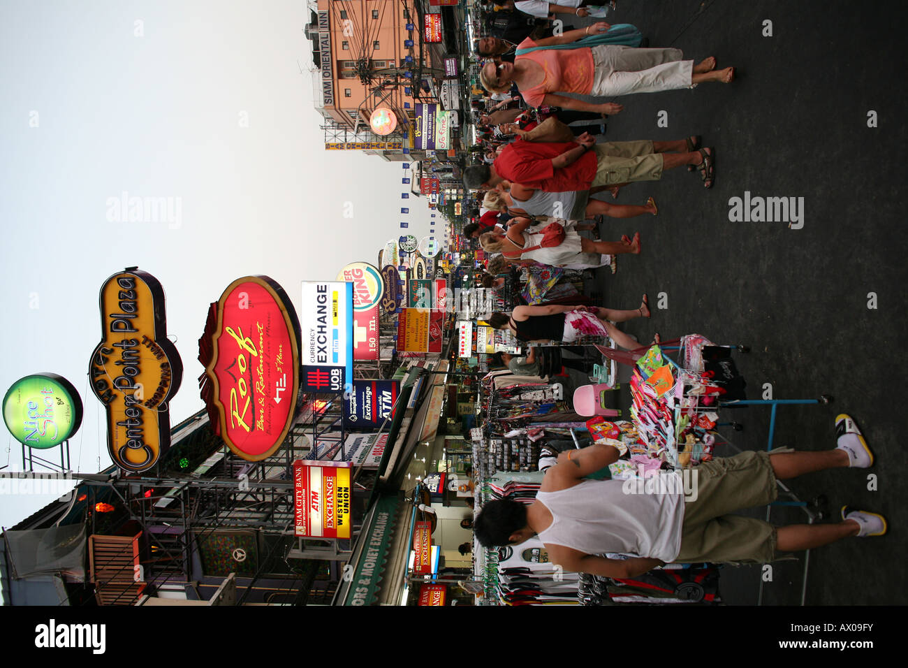 Besucher erkunden eine Einkaufsstraße in Bangkok Stockfoto