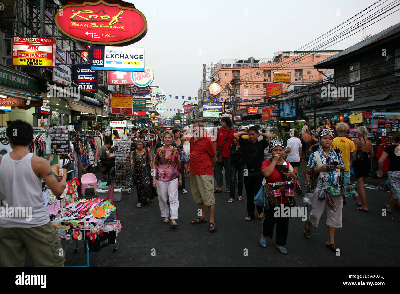 Besucher gehen Sie eine Einkaufsstraße in Bangkok Stockfoto