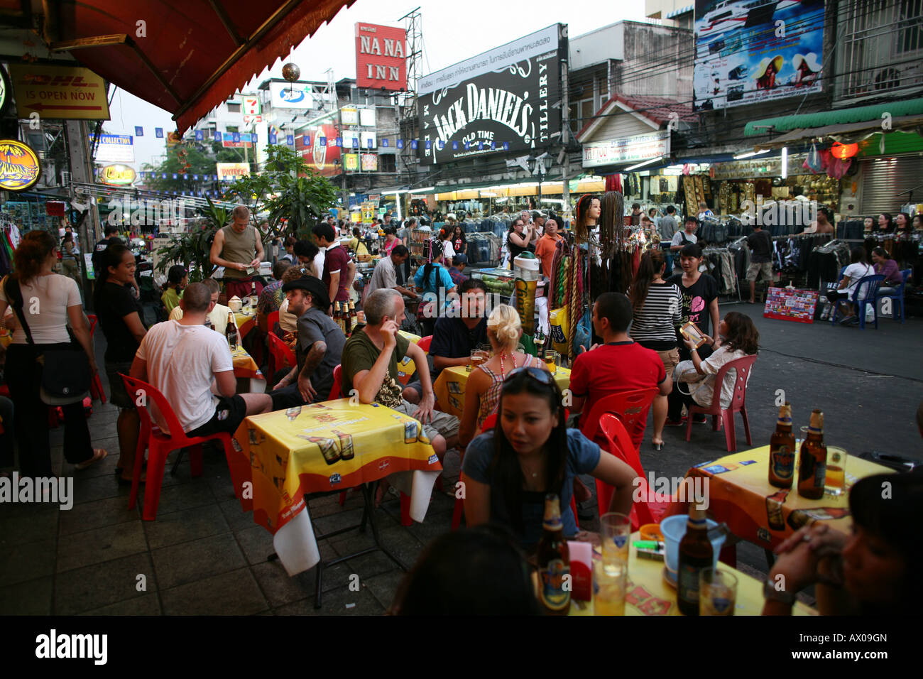 Menschen füllen ein Straßencafé in Bangkok Stockfoto