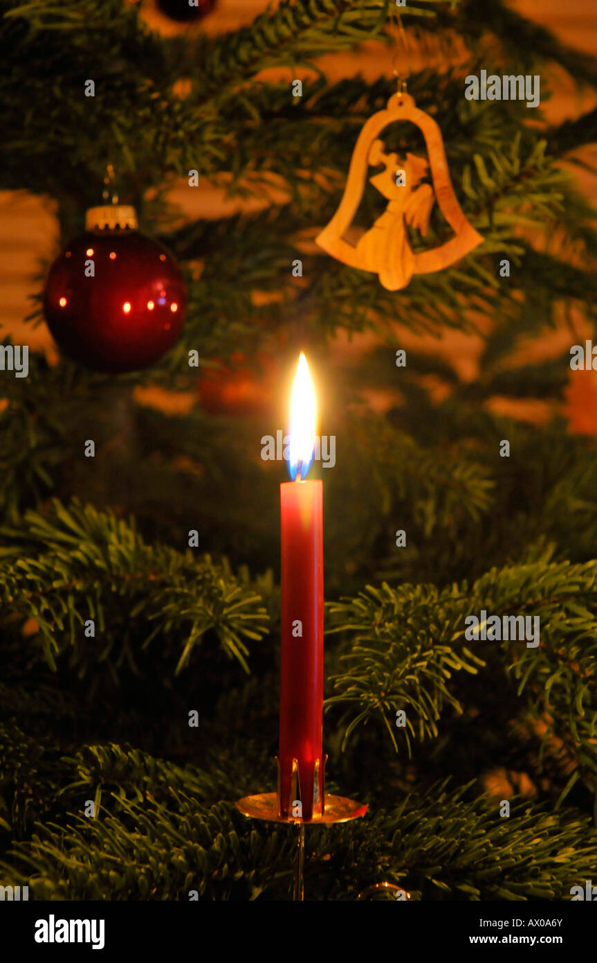 Brennende Kerzen auf einem Weihnachtsbaum Stockfoto