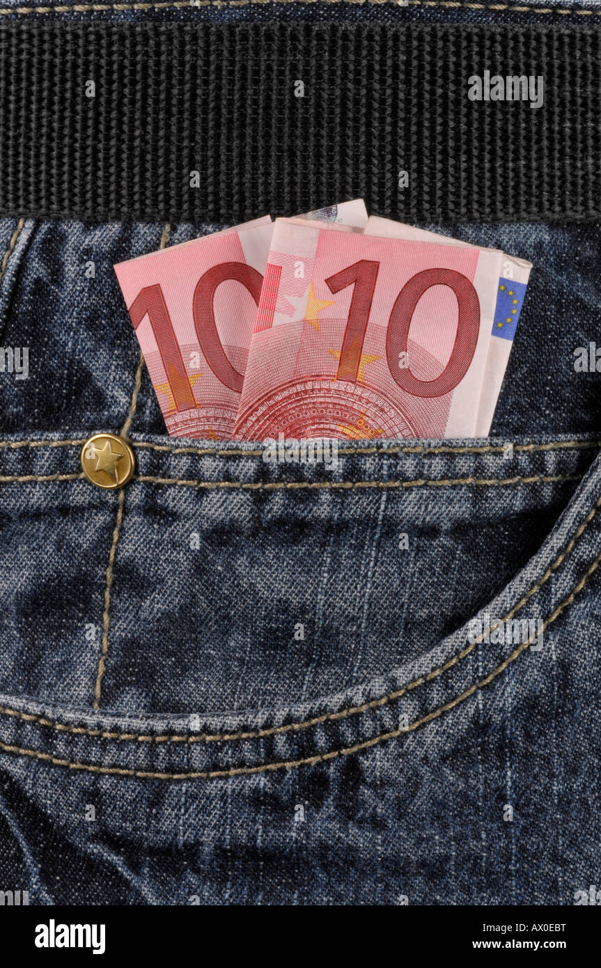 Taschengeld - zwei 10-Euro-Scheine in ein Teenager Jean Taschen Stockfoto