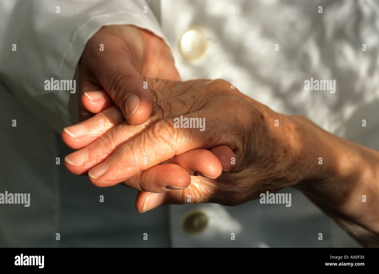 Hausmeister an ihrem älteren Kunden hand Stockfoto