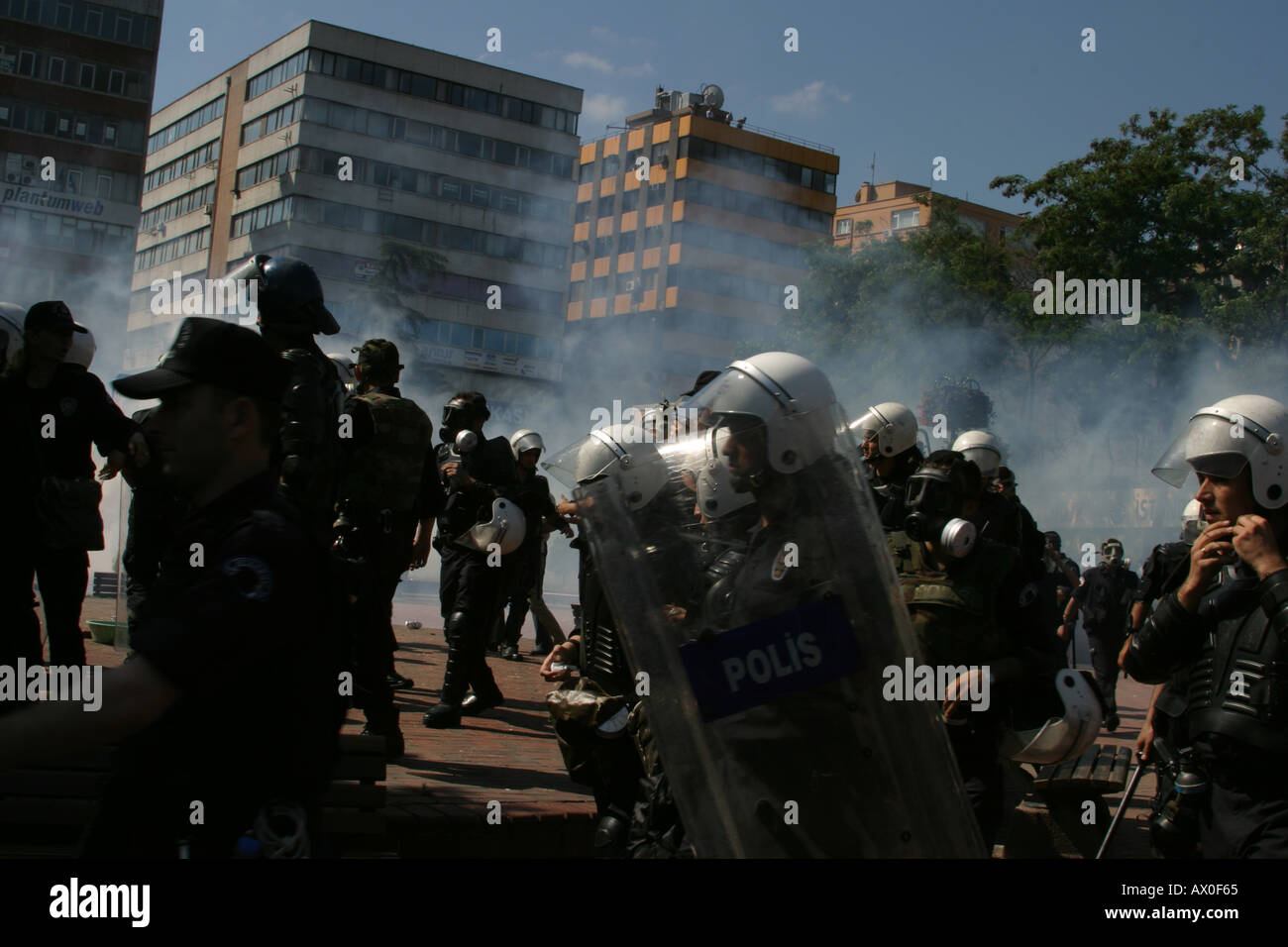 Istanbul, Türkei--Bereitschaftspolizei sprühen anti-NATO Demonstranten mit Tränengas in Istanbul während des NATO-Gipfels am 06 28 2004 Phot Stockfoto