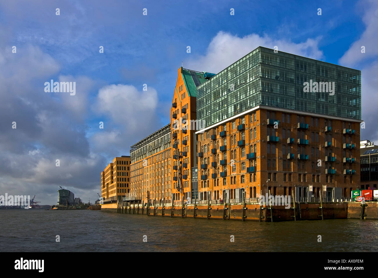 Wohnung- und Bürogebäuden entlang dem Fluss Elbe, Hamburger Hafen, Hamburg, Deutschland, Europa Stockfoto