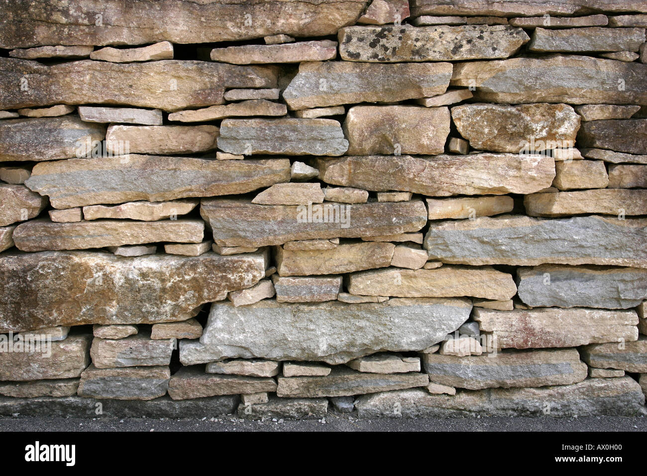 Nahaufnahme von einer traditionellen Steinmauer aus Gotland, Schweden Stockfoto
