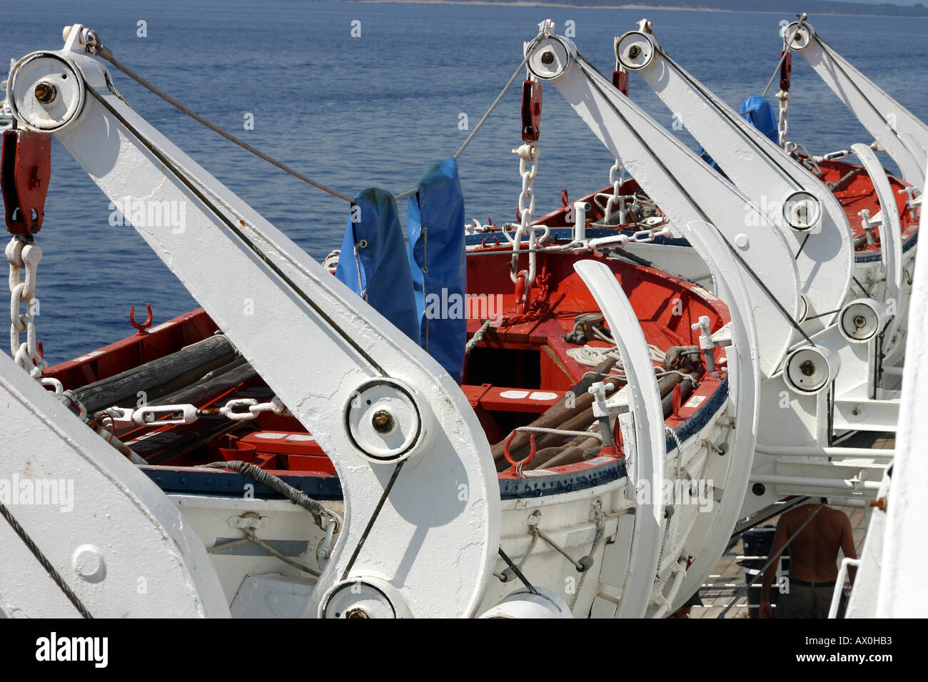 Rettungsboote auf Fähre mit Kränen Kroatien Stockfoto