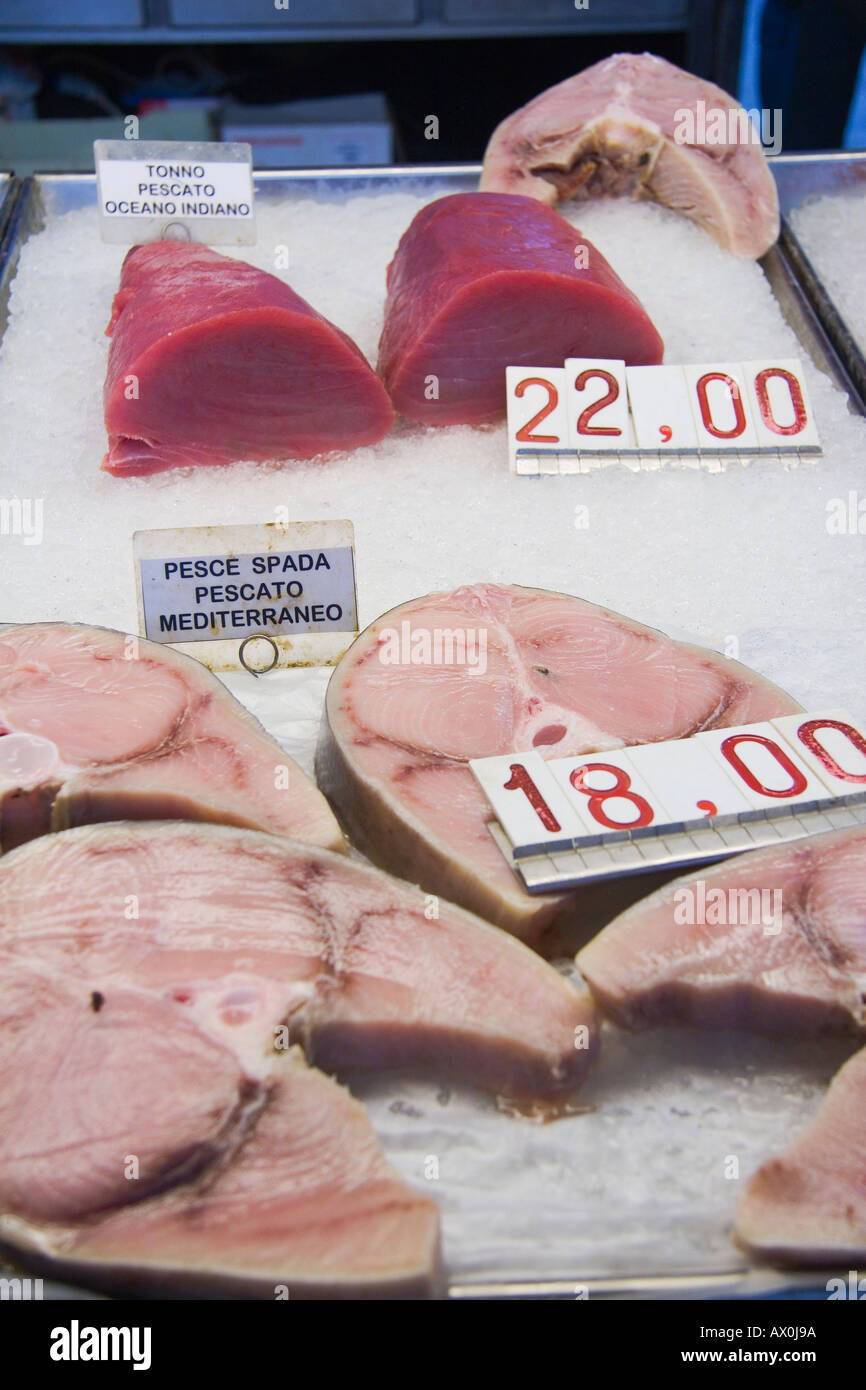 Frischer Schwertfisch und Thunfisch an den Peschere Rialto Markt Venedig Italien Stockfoto