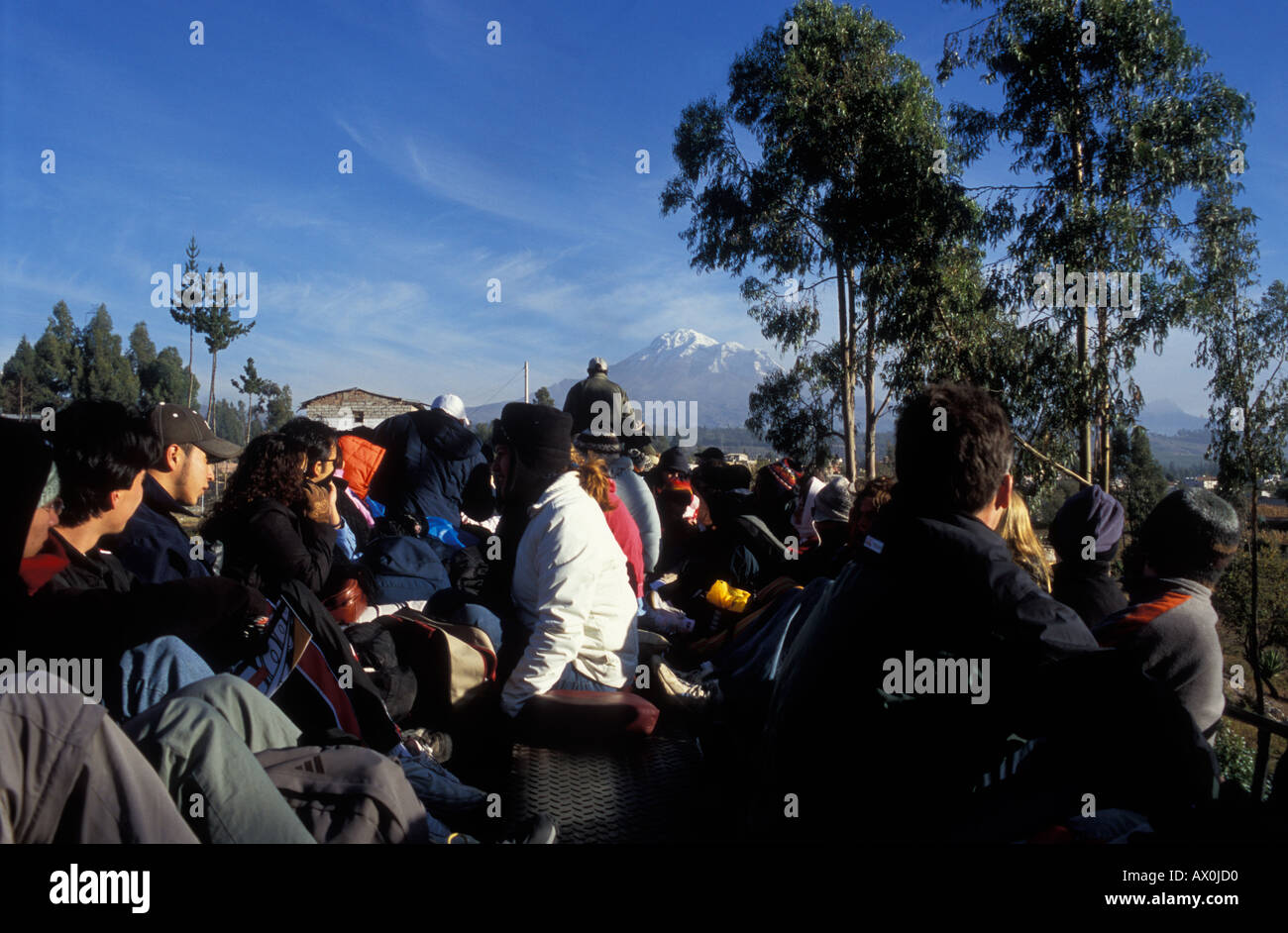Passagiere auf dem Dach die Nariz del Diablo trainieren mit den Berg Chimborazo im Hintergrund Stockfoto