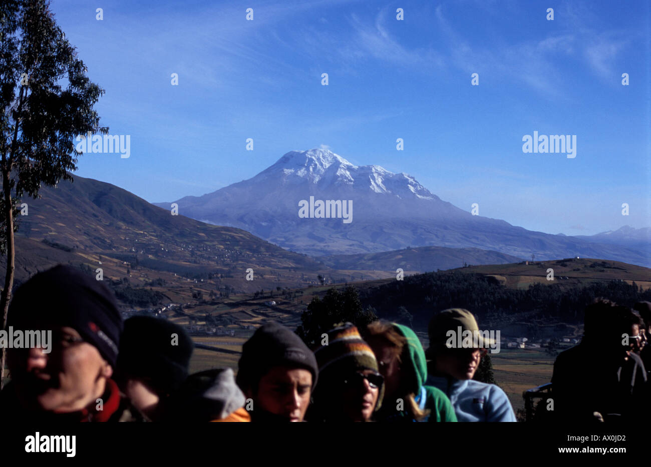 Passagiere auf dem Dach die Nariz del Diablo trainieren mit den Berg Chimborazo im Hintergrund Stockfoto
