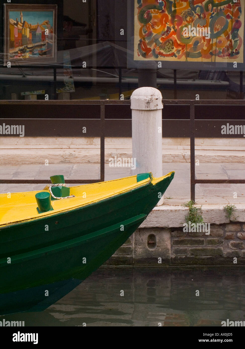 Hölzerne Boot und Kunst Galerie Schaufenster auf der Rio Pietre Blanche Dorsoduro Venice Italien Stockfoto
