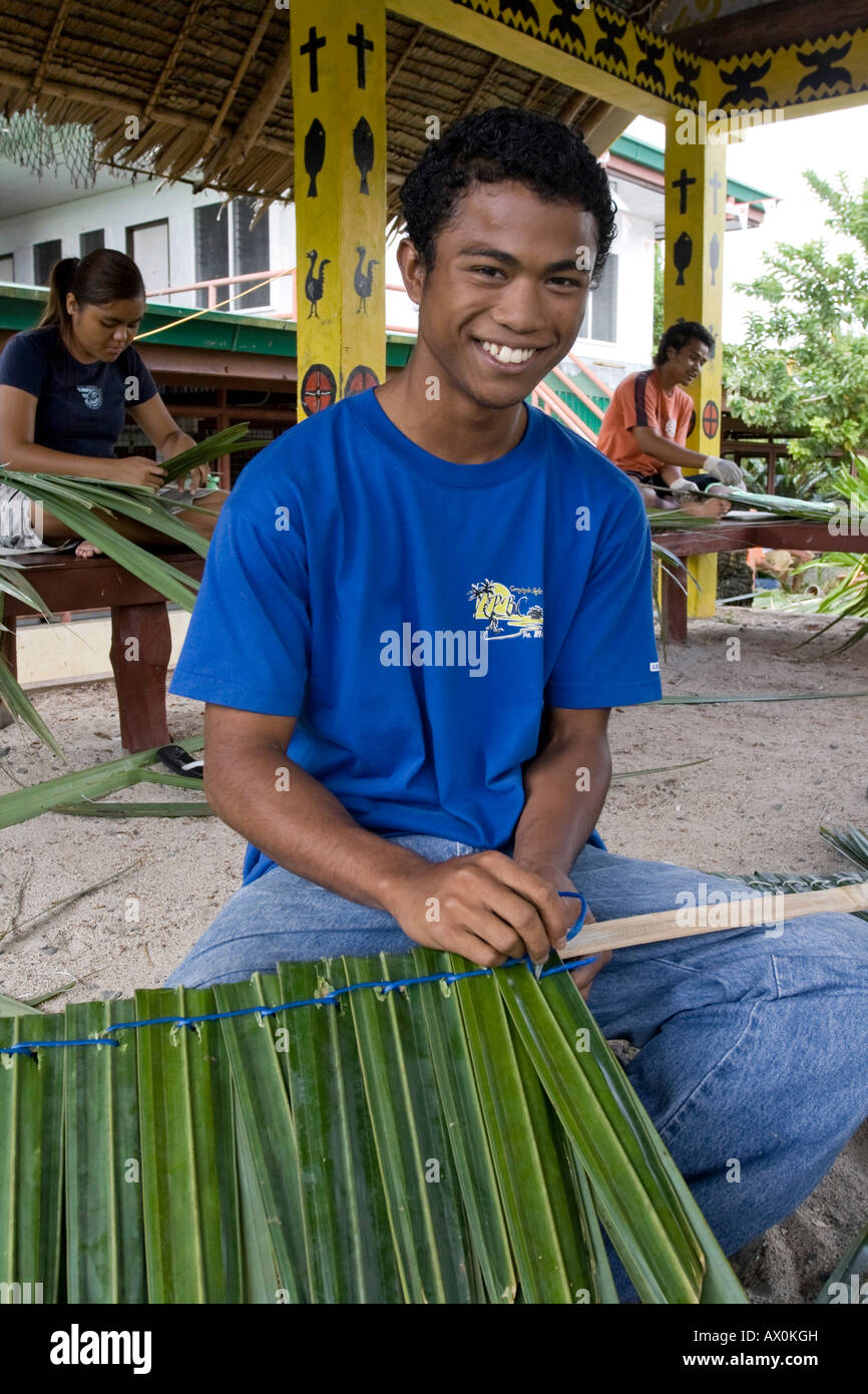 Palauan junge weben ein Dach mit Pandanus Blätter, Gymnasium Koror, Palau, Mikronesien (MR) Stockfoto