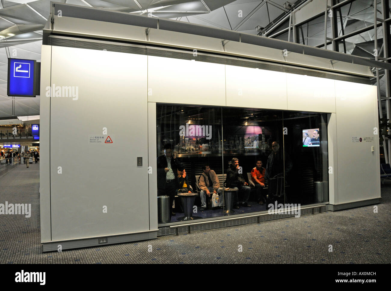 Raucherbereich am Hong Kong International Airport, Hong Kong, China, Asien Stockfotografie Alamy