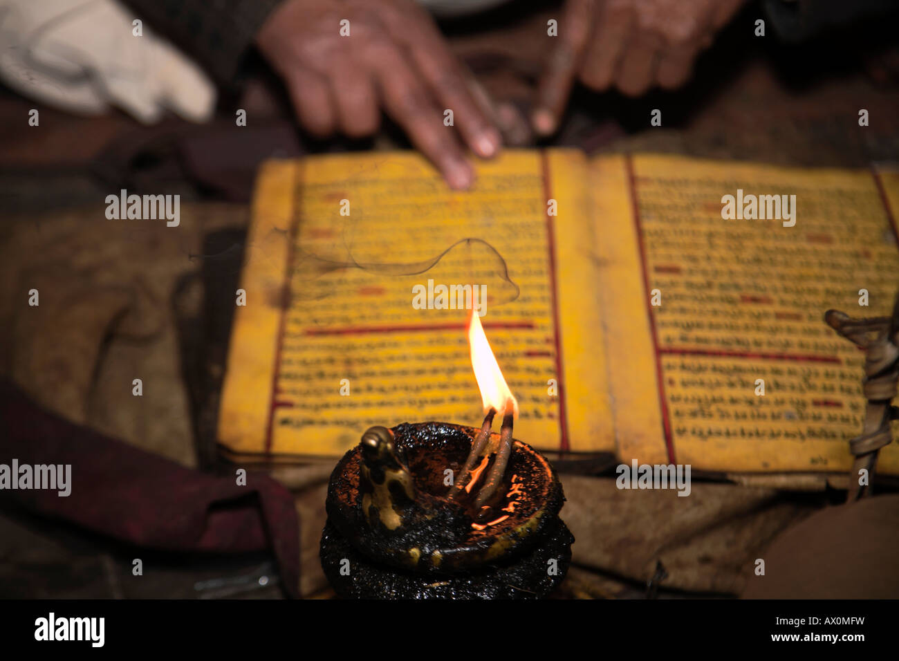 Nepal, Bhaktapur, Taumadhi-Platz, vor nächtlichen Tempelzeremonie, religiöse Texte Stockfoto