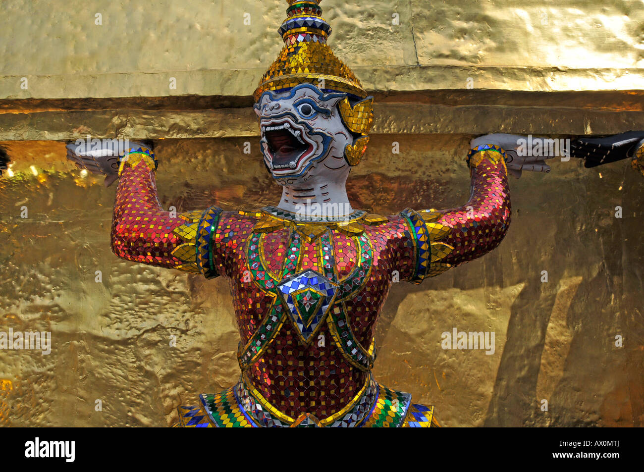 Goldene Chedi vor dem Pantheon von zwanzig Affen und Dämonen durchgeführt: Wat Phra Kaeo Grand Palace (Tempel des Smaragd Stockfoto