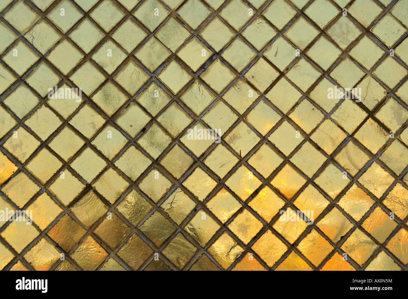 Golden Mosaal ic Fliesen, goldene Chedi (Phra Sri Ratana) im Wat Phra Kaeo Grand Palace (Tempel des Smaragd-Buddha), Bangkok, T Stockfoto