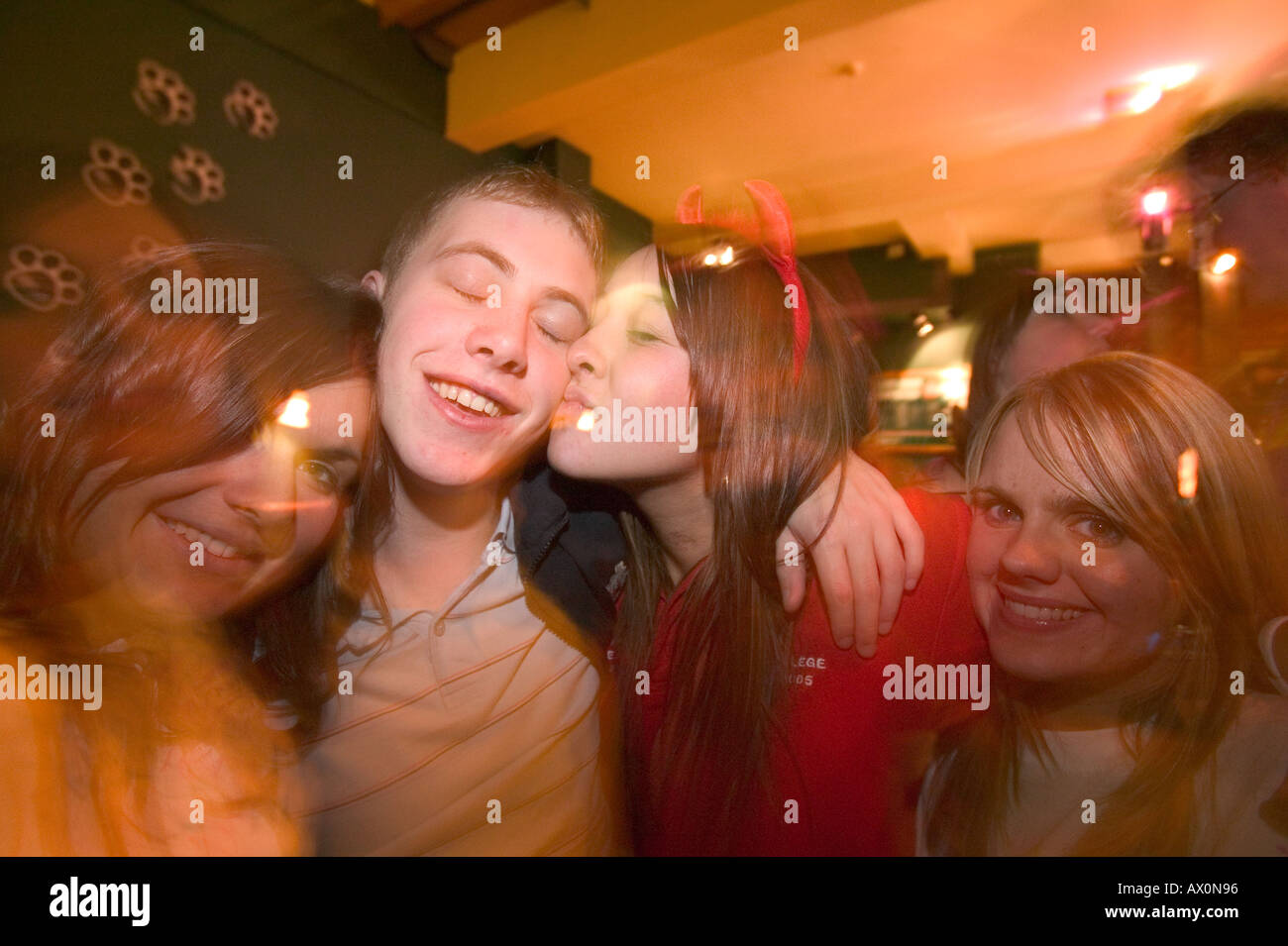 Studenten feiern und Alkoholexzesse in einem Pub im Stadtzentrum von Lancaster, Lancashire, UK Stockfoto