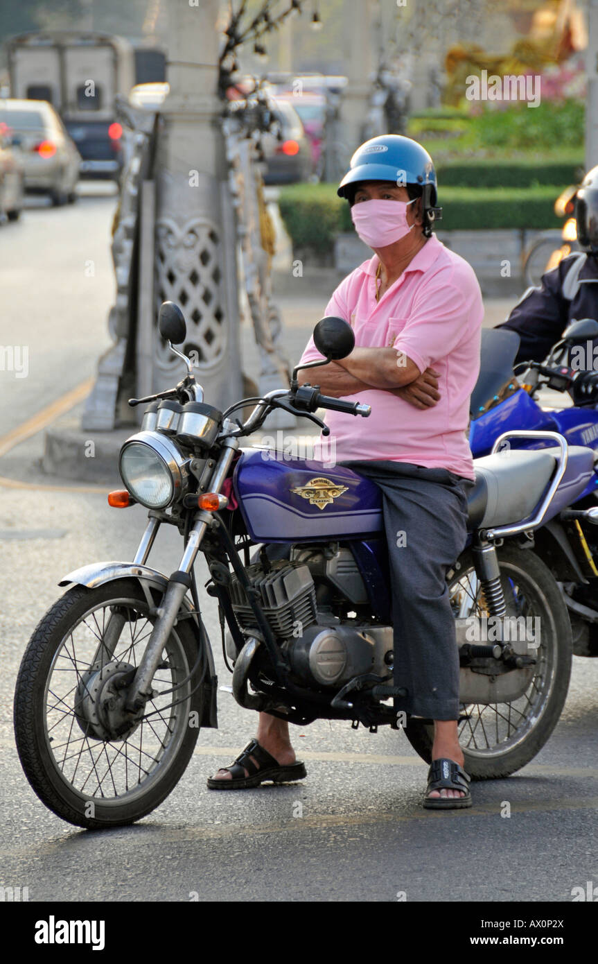 Motorradfahrer tragen Mundschutz in Koh Chang, Thailand, Südostasien, Asien  Stockfotografie - Alamy