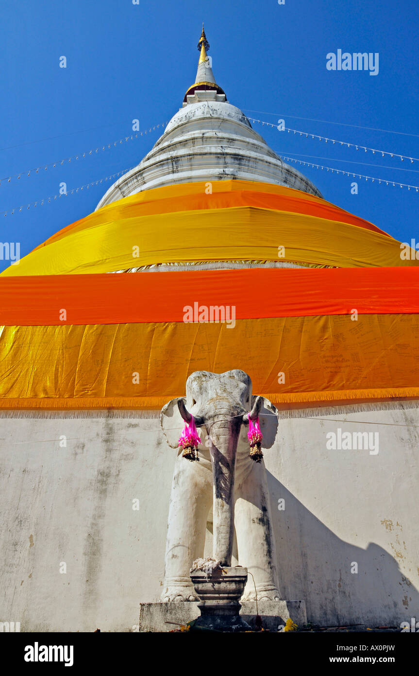Chedi und weißen Elefanten-Statue, Wat Phra Singh Tempel, Chiang Mai, Thailand, Südostasien, Asien Stockfoto