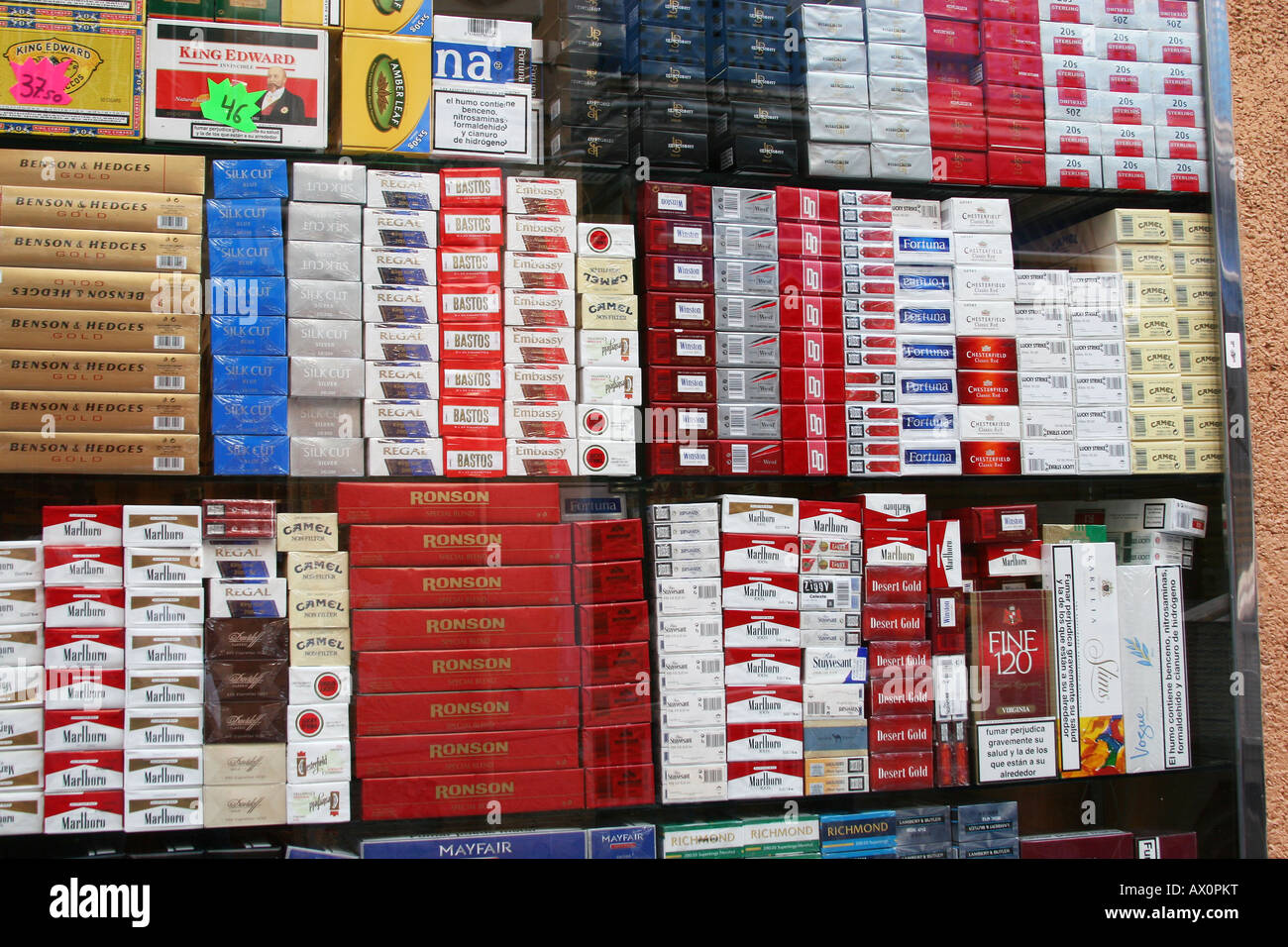 200 Schachteln Zigaretten in einem duty free-Shop-Fenster in Benidorm, Spanien zu verkaufen. Stockfoto