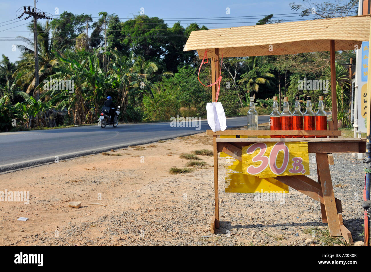 Gebrauchte Schnapsflaschen gefüllt mit Benzin zum Verkauf an einer Tankstelle in Kho Chang, Golf von Thailand, Thailand, Südostasien, Stockfoto