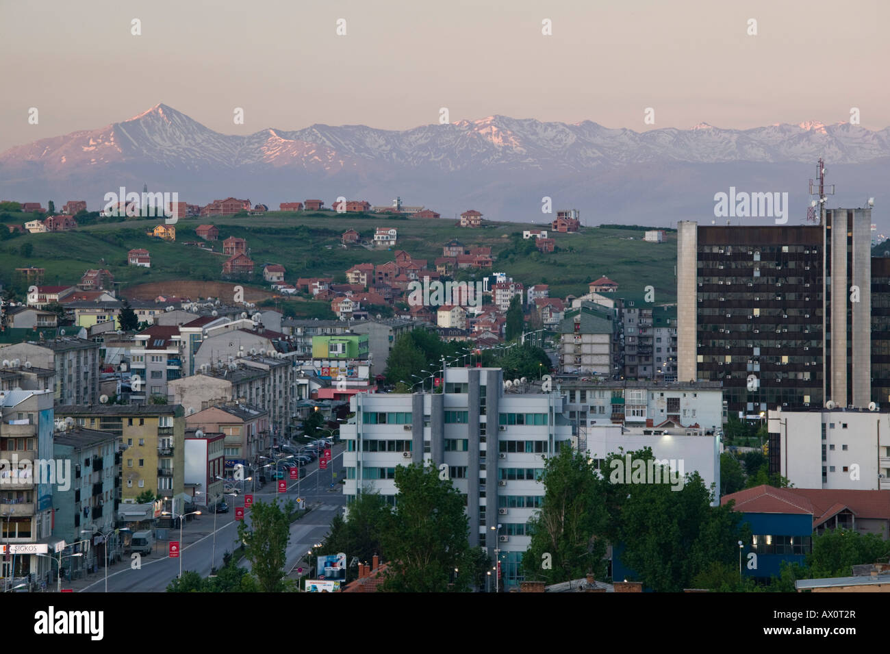Serbien, Kosovo, Priština, die Innenstadt von Prishtina und den albanischen Bergen im Süden Stockfoto