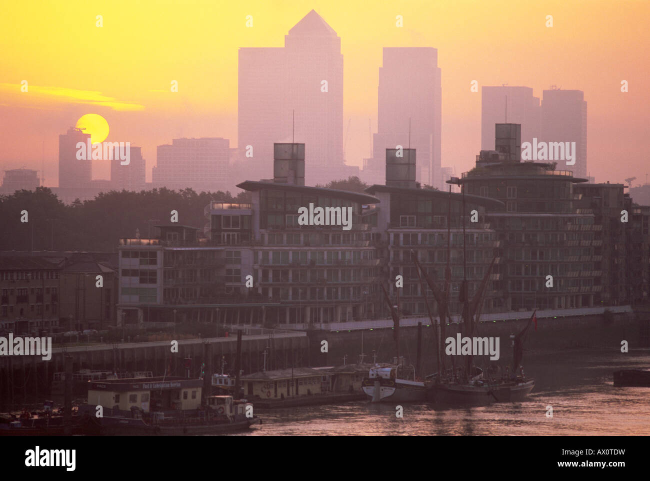 England, London, Themse und Canary Wharf Docklands Skyline Stockfoto