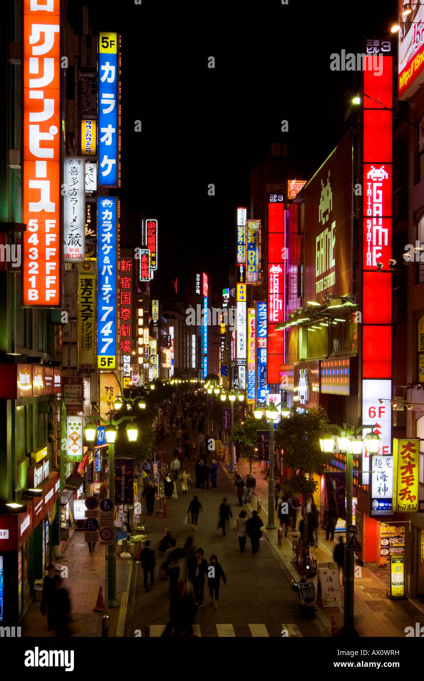 Belebten Szene in der Nacht mit vielen hellen leuchtenden Zeichen und Passanten in der Straße in Shinjuku-Tokio Stockfoto