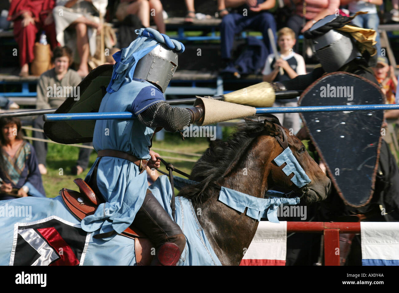 Reiten Ritter Duell in den mittelalterlichen spielen in Visby, Gotland, Schweden Stockfoto