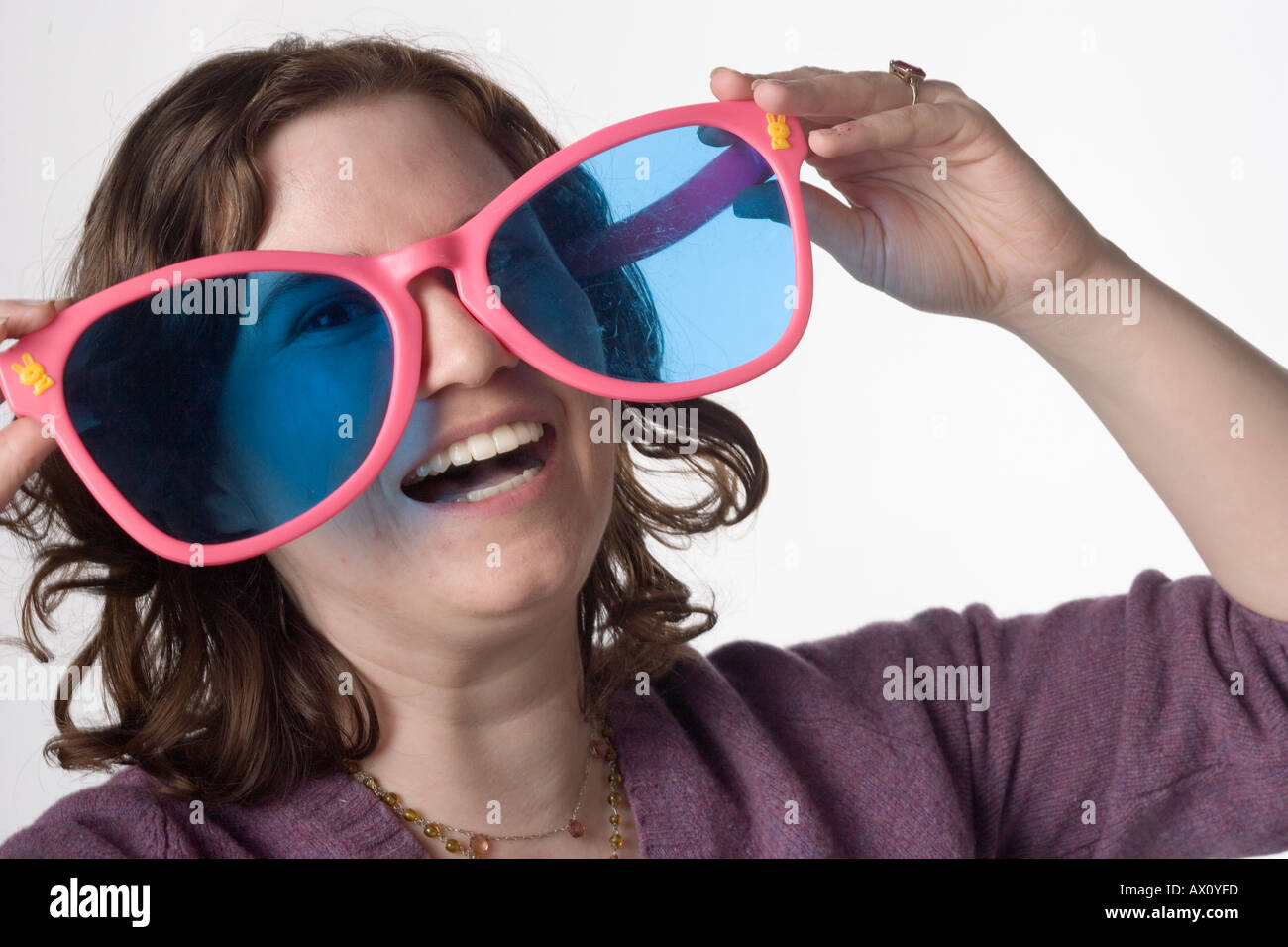 Porträt Frau kaukasischen Riesen Sonnenbrille Stockfotografie - Alamy