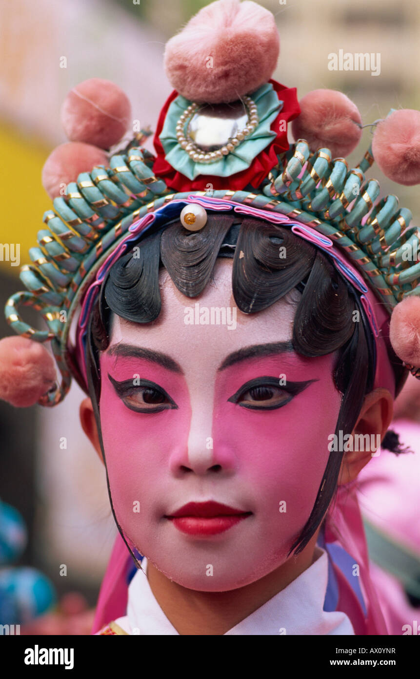 China, Hong Kong, Porträt eines jungen in chinesische Oper Kostüm gekleidet Stockfoto