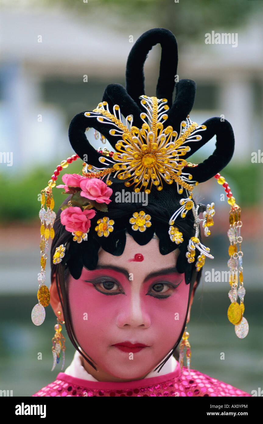 China, Hong Kong, Porträt des Kindes in chinesische Oper Kostüm gekleidet Stockfoto