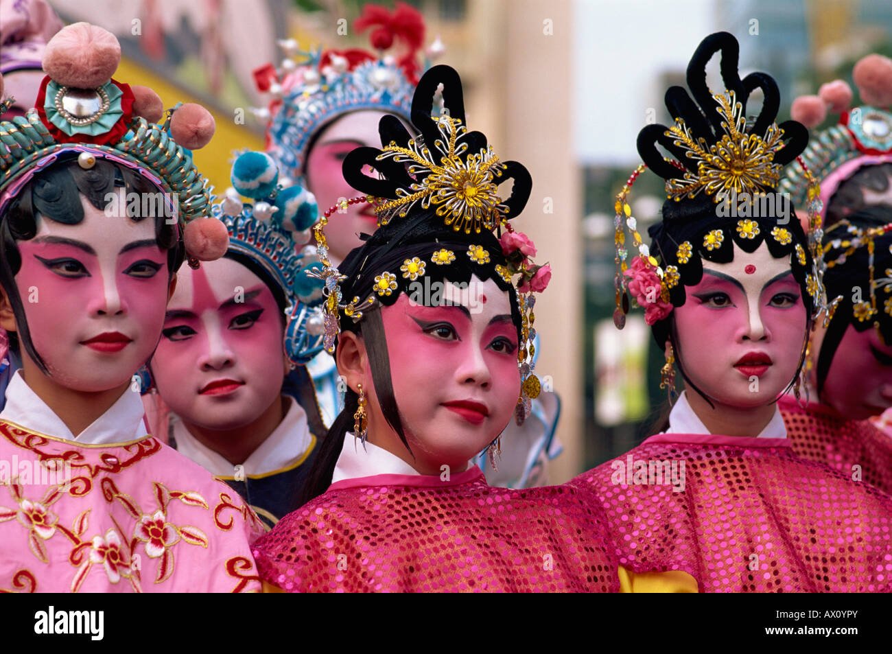 China, Hong Kong, Gruppe von Mädchen in chinesische Oper Kostüm Stockfoto
