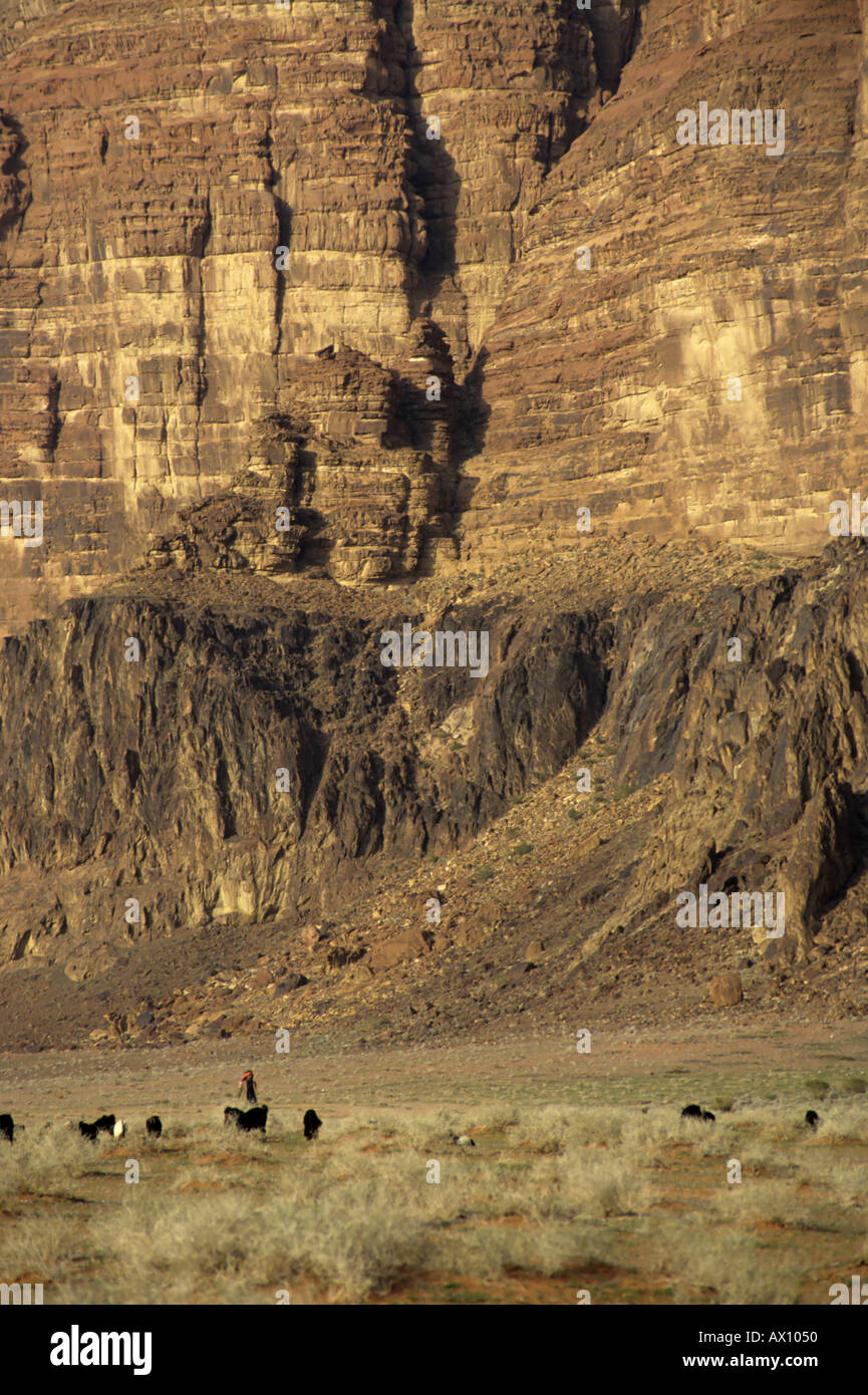 Jordanien Wadi Rum Beduinen In der Wüste mit seinen Ziegen Stockfoto