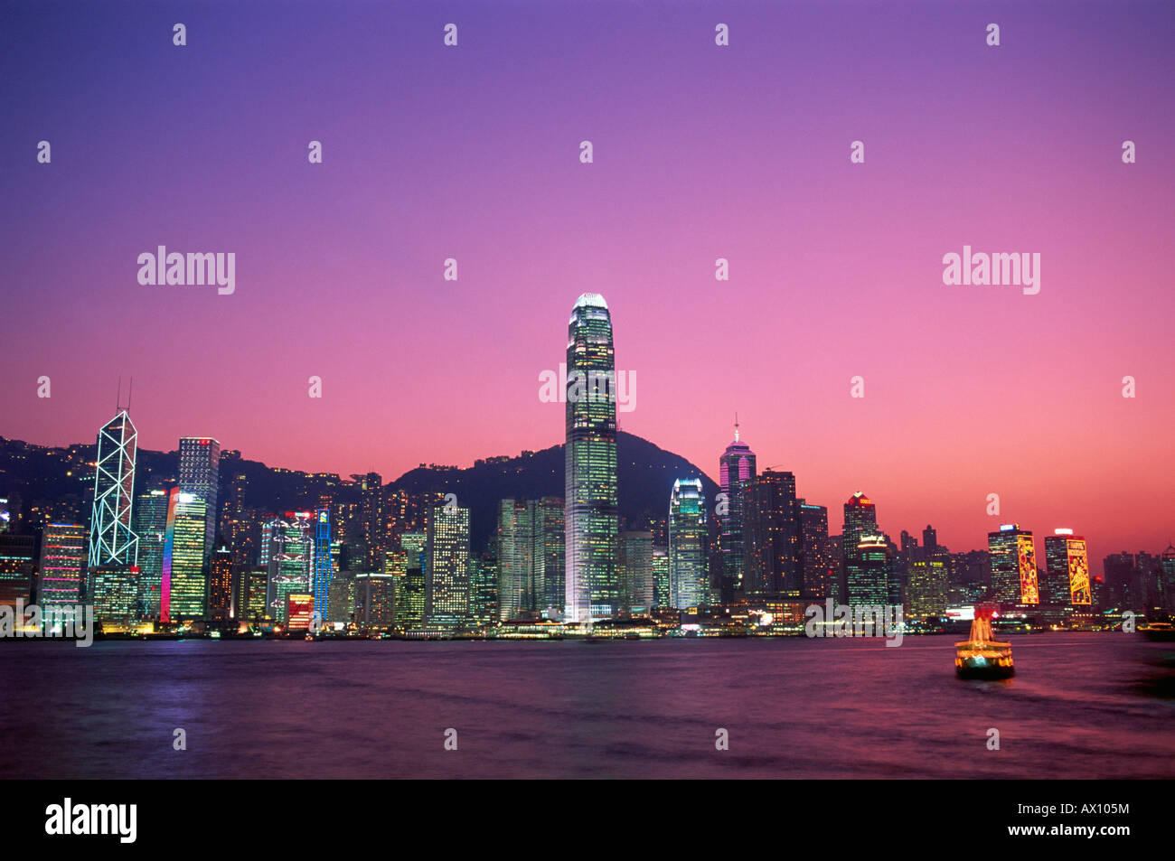 China, Hong Kong, Skyline der Stadt und den Victoria Harbour in der Nacht Stockfoto