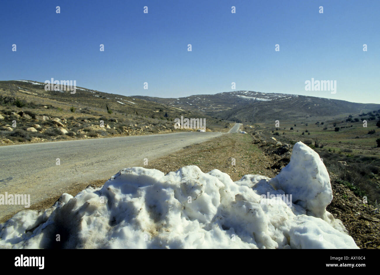 Jordan Schnee am Straßenrand A zwischen Petra und Shobak Stockfoto