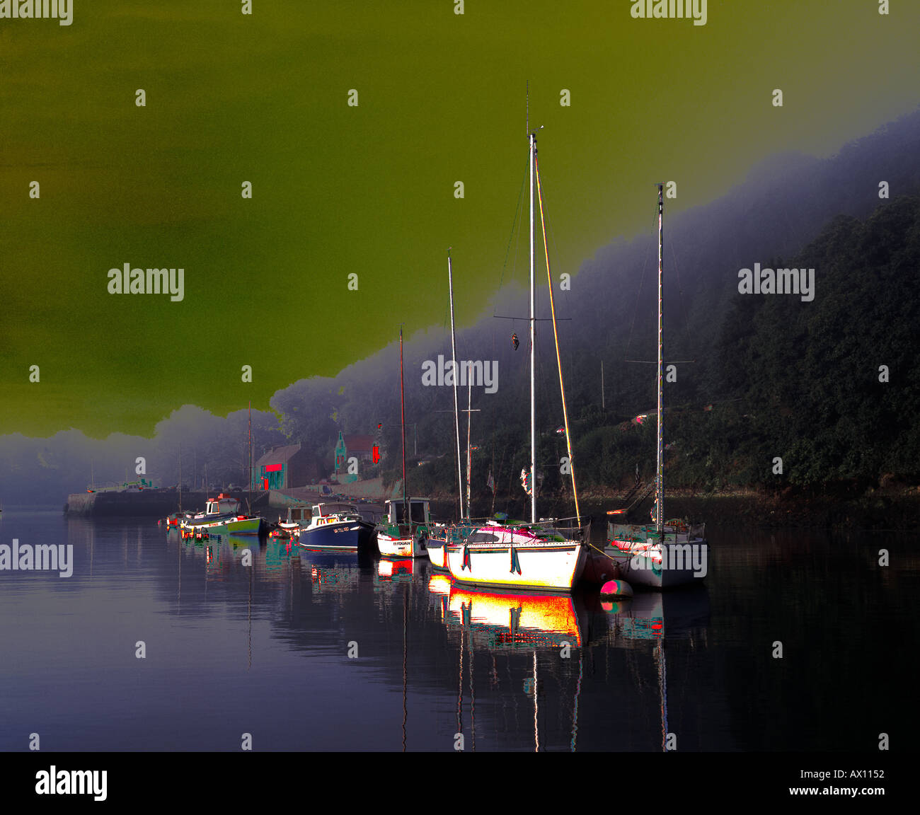 Ankern Boote am nebligen Flussmündung L'Aber Wrac'h Bretagne Frankreich Europa Stockfoto