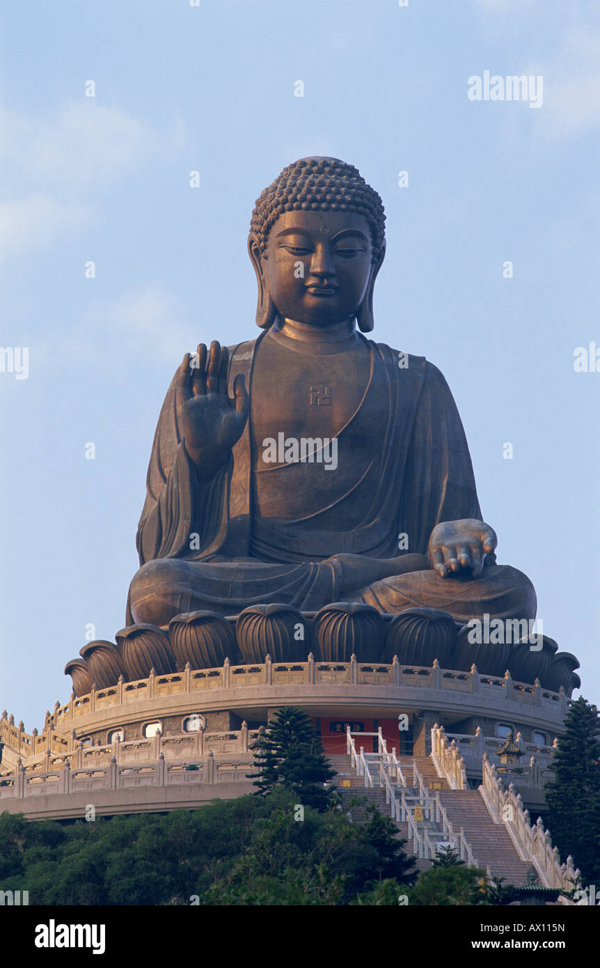 China, Hong Kong, Lantau, die weltweit größte im freien sitzend Bronze-Buddha-Statue im Po Lin Kloster Stockfoto