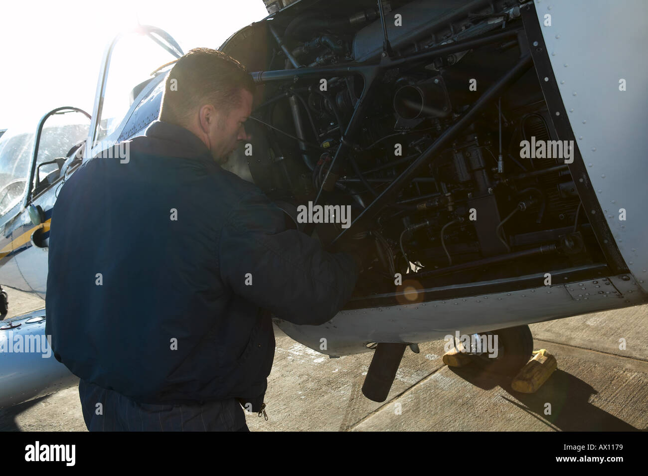 Flugzeugmechaniker Befestigung Motor Uid 1427745 Stockfoto