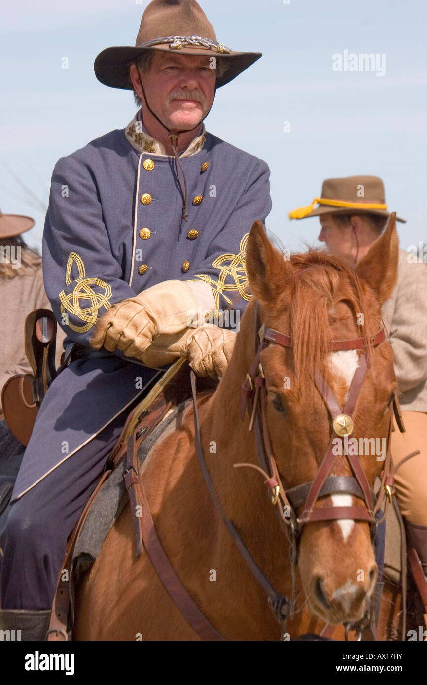 Ein American Civil War Reenactor, Vertreter der Armee der Konföderierten, sitzt rittlings auf seinem Pferd wartet ein Scheingefecht zu beginnen. Stockfoto