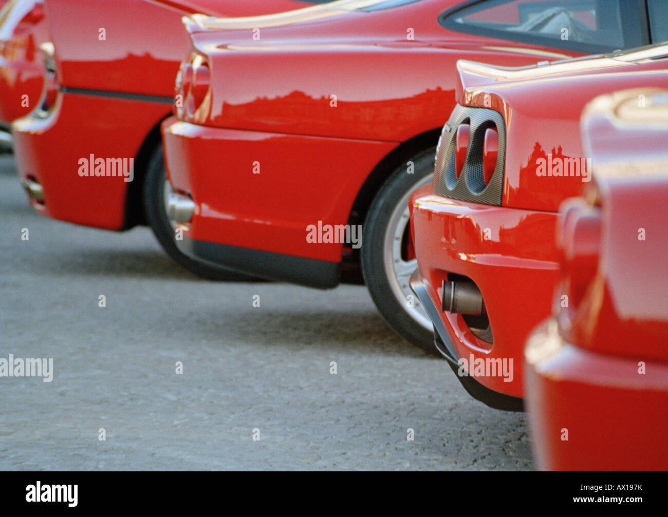 Eine Reihe von neuen rote Autos Stockfoto
