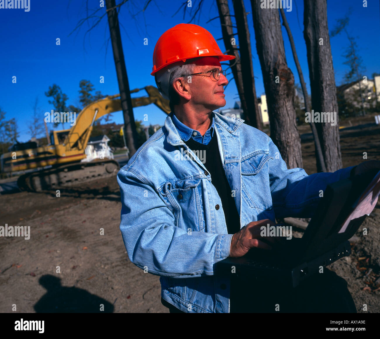 Mann mit Laptop auf Baustelle 0001 Stockfoto