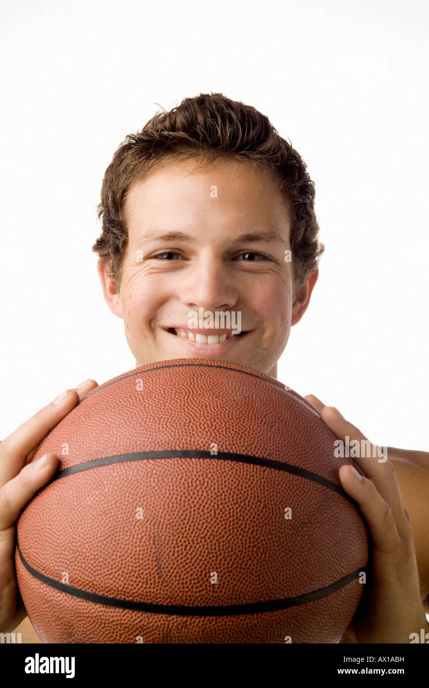 Studio-Porträt eines jungen Mannes mit einem basketball Stockfoto
