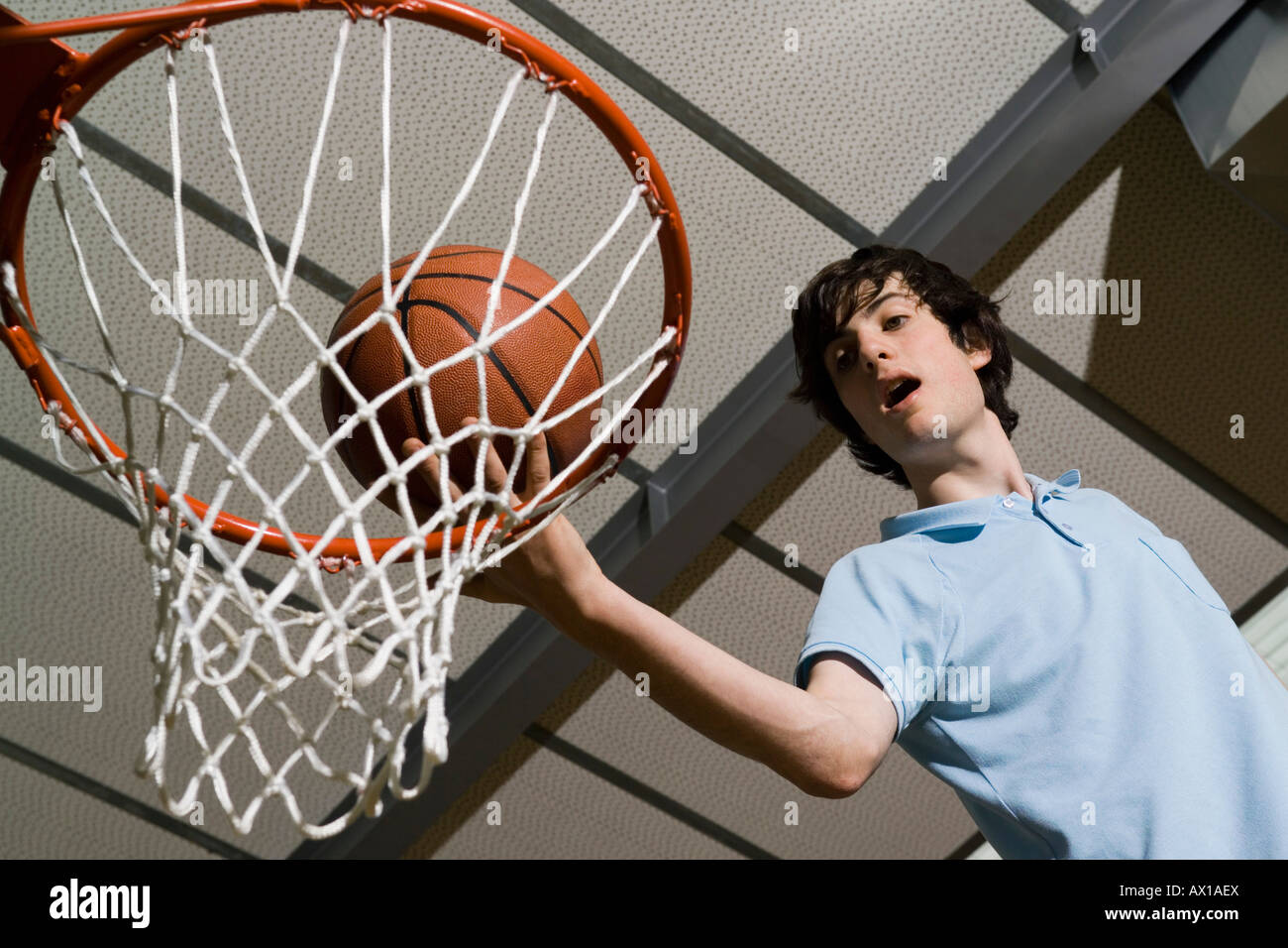 Ein Mann steht über einen Basketballkorb Stockfoto