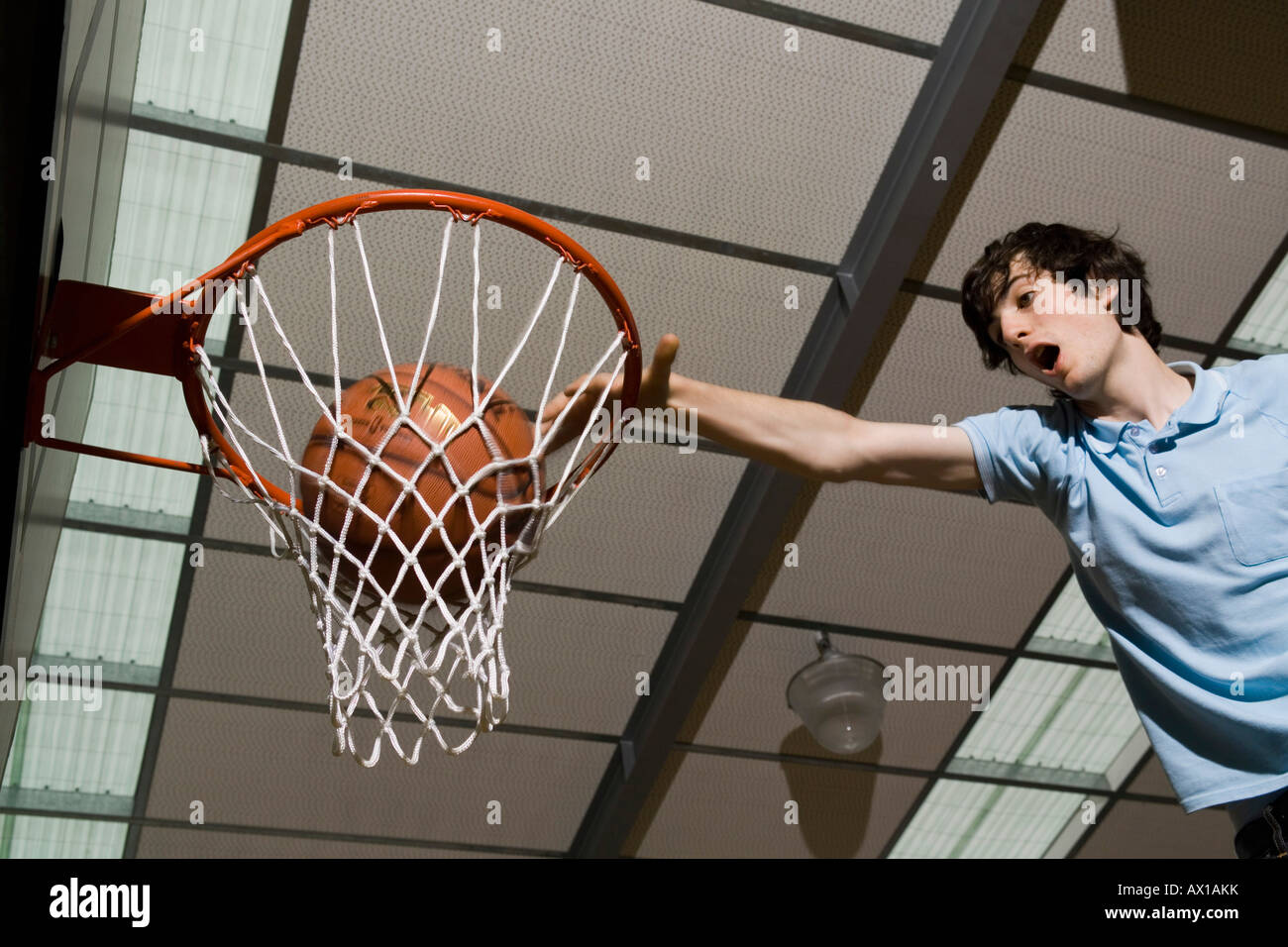 Ein Mann, der eine Slam Dunk in einen Basketballkorb Stockfoto