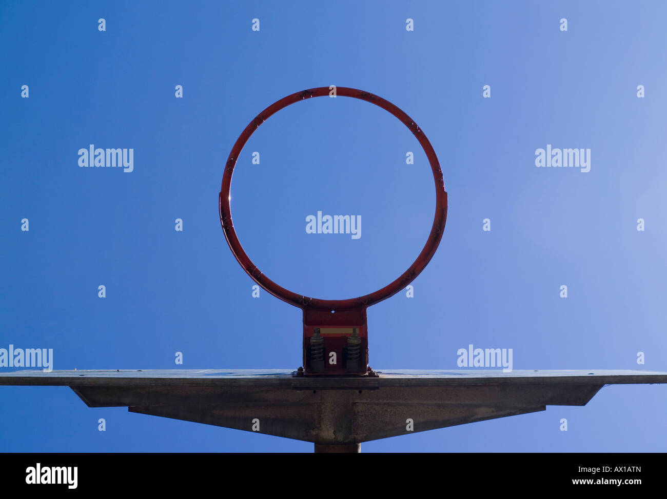 niedrigen Winkel Blick durch einen Basketballkorb des Himmels Stockfoto