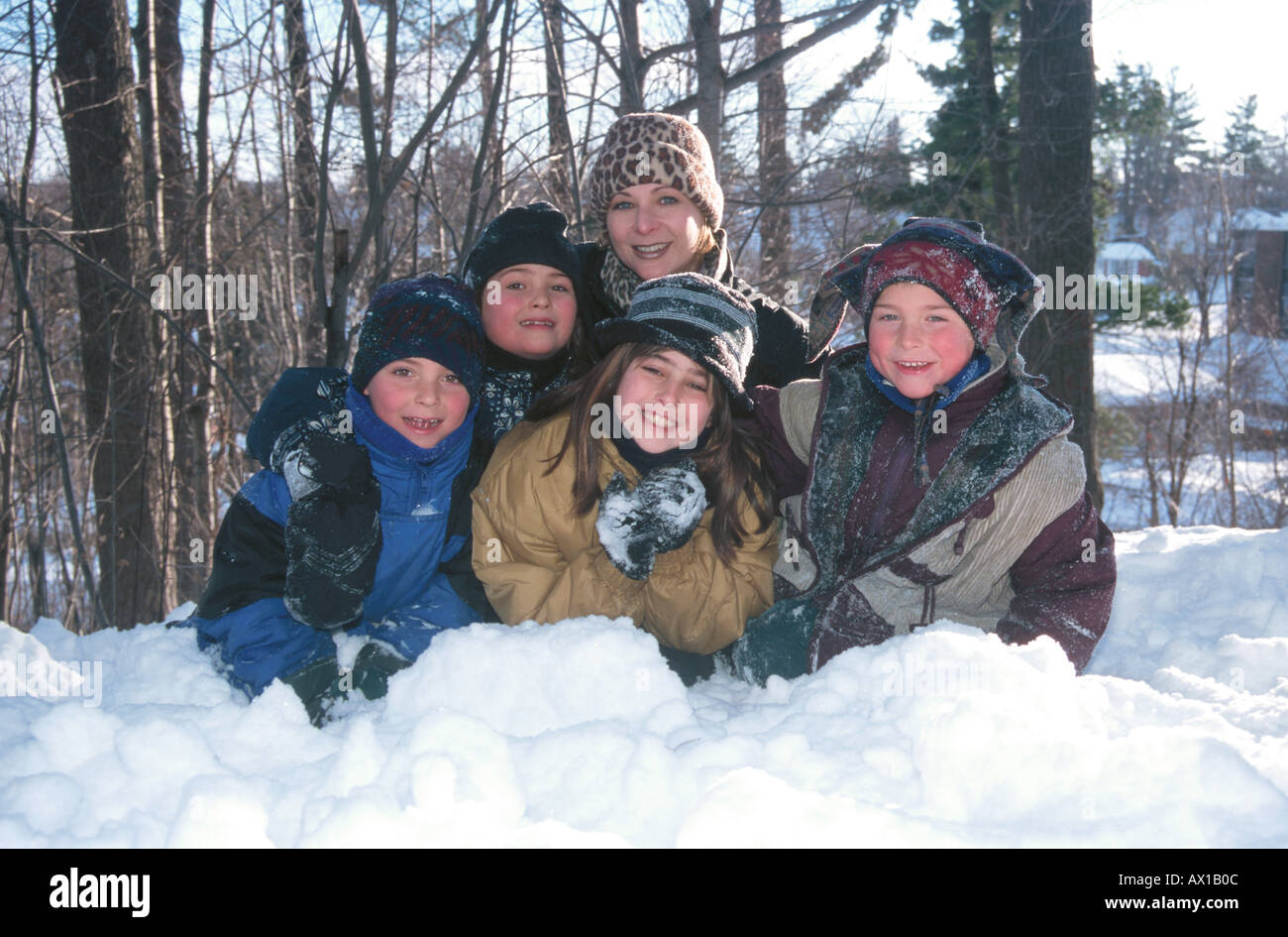 Familie sitzt auf Schnee 0001 Stockfoto