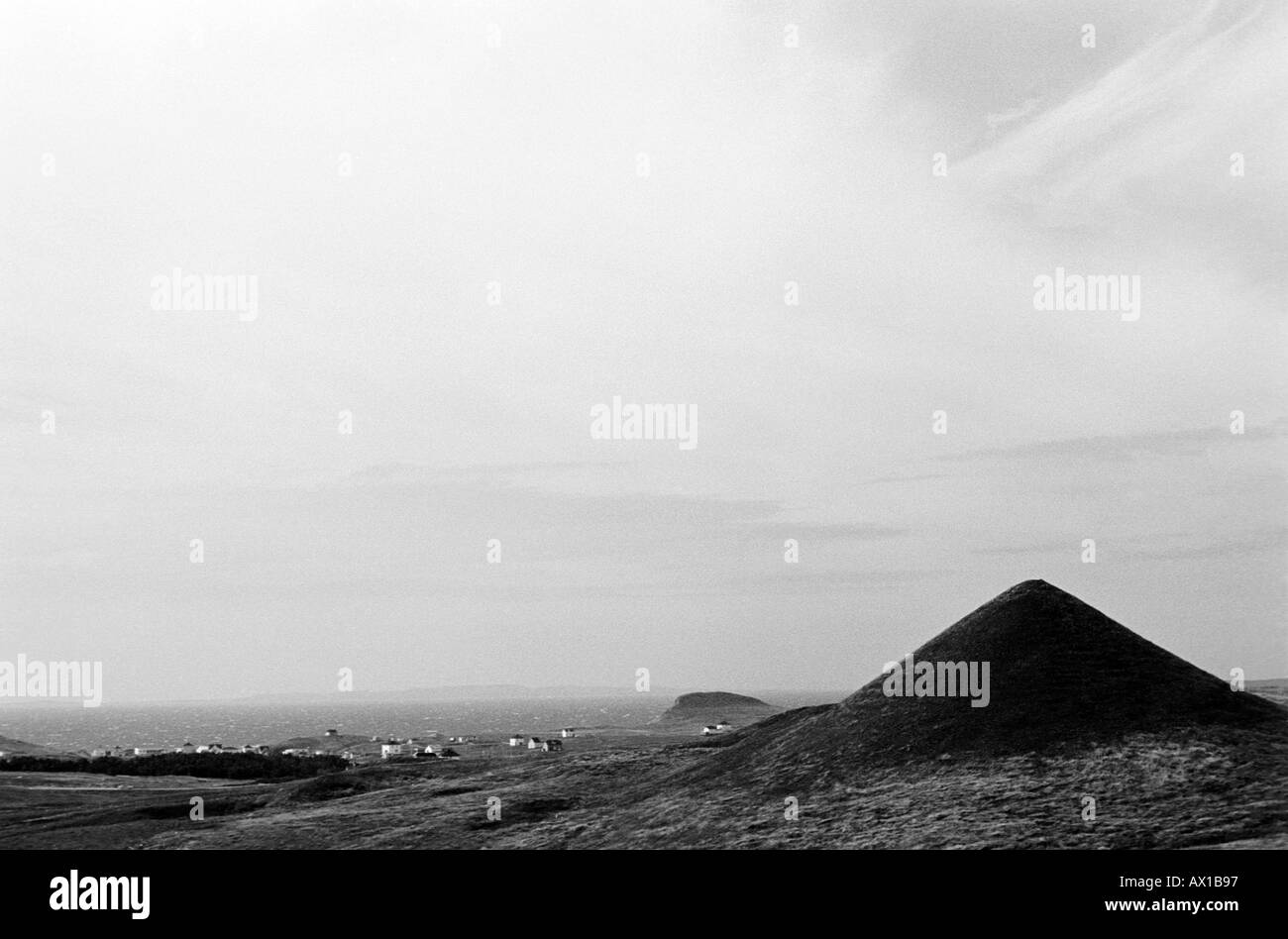 Konische Hügel mit Stadt und Meer im Hintergrund Uid 1430667 Stockfoto