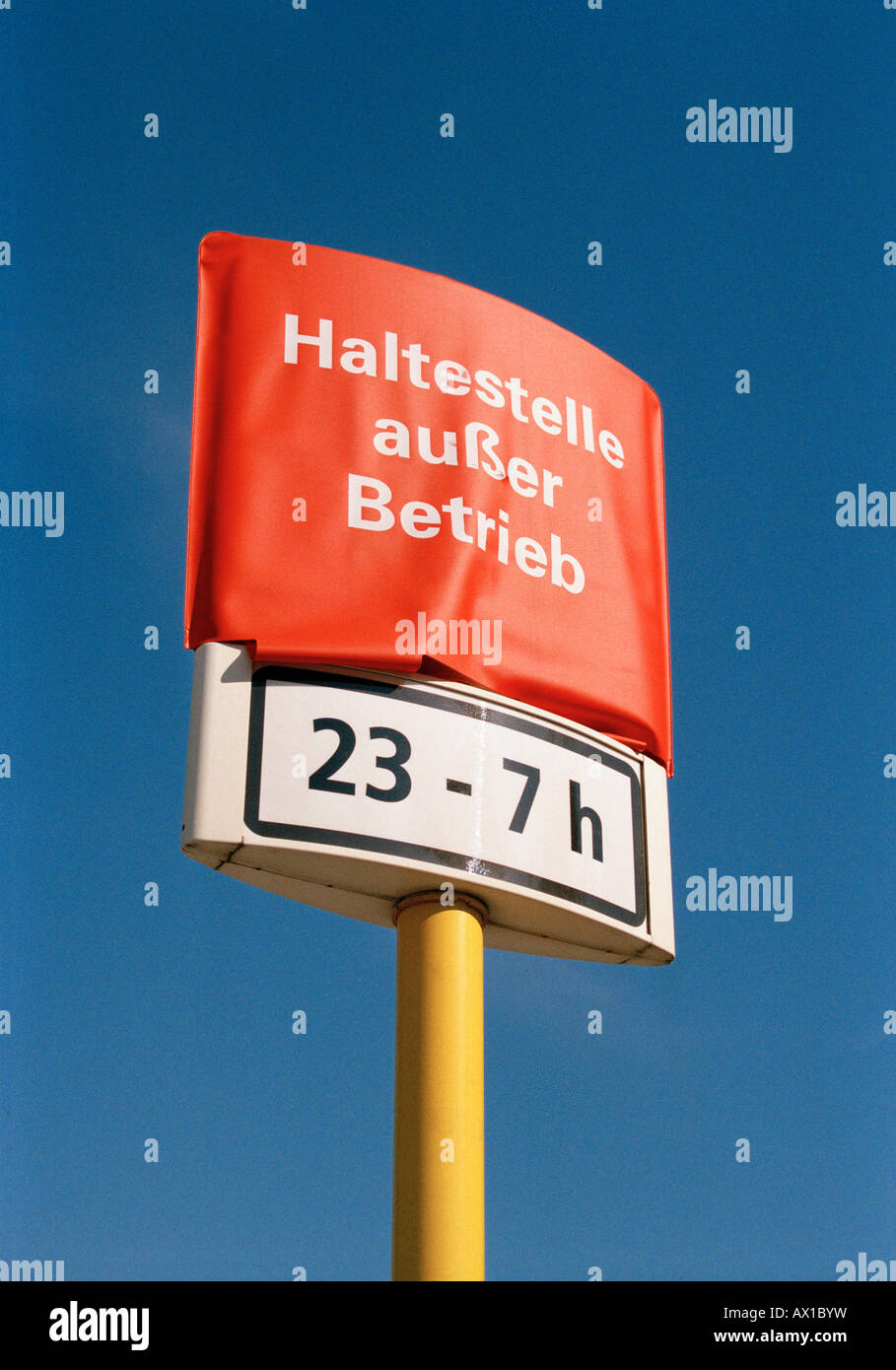 Bushaltestelle mit aus Service-Zeichen Stockfoto