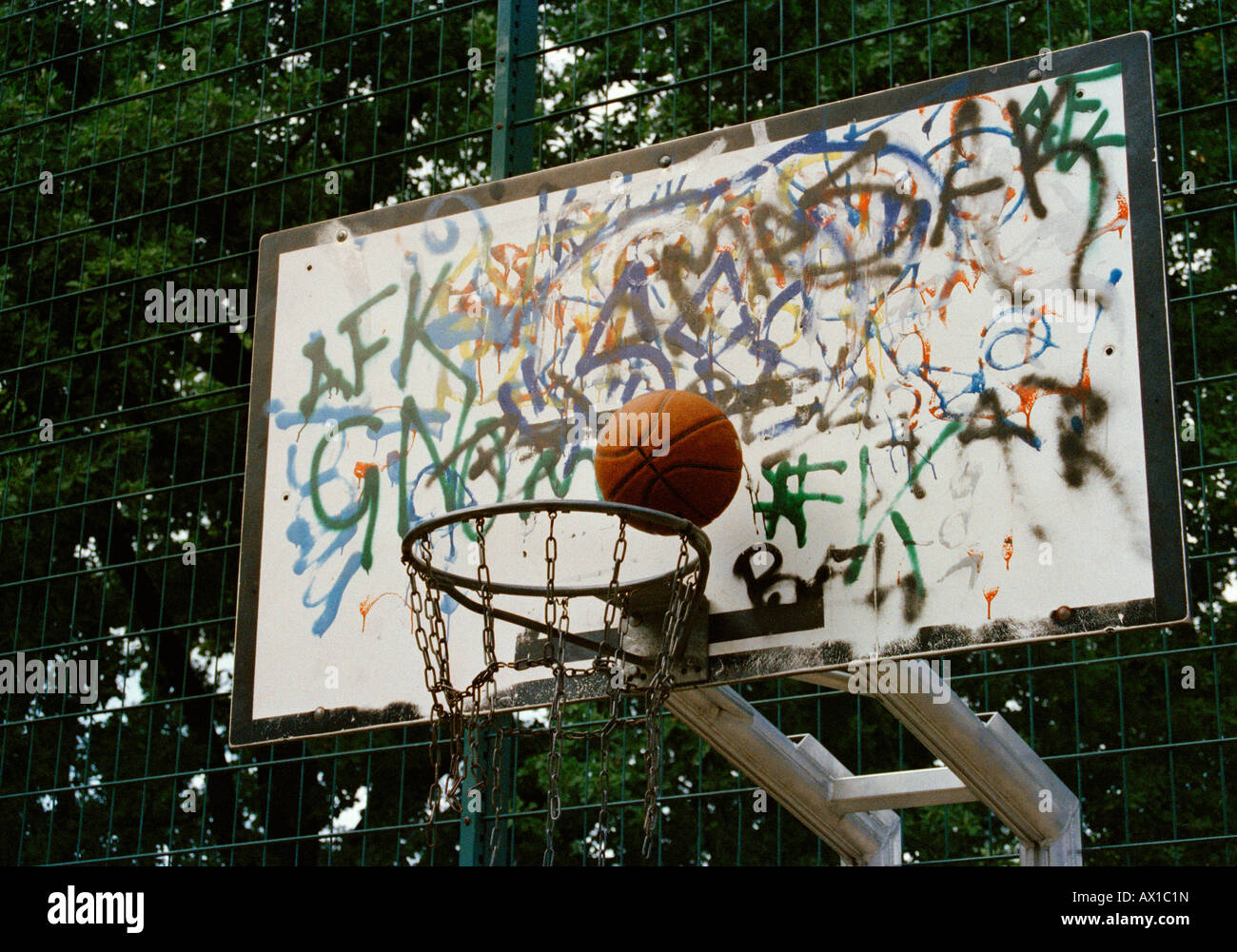 Geht in einen Basketballkorb Basketball Stockfoto